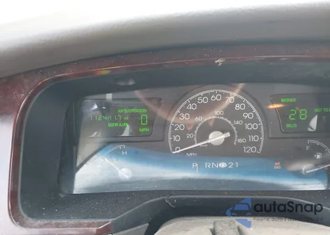 2005 Lincoln Town Car Signature Limited from USA, damaged, VIN 1LNHM82W55Y643908